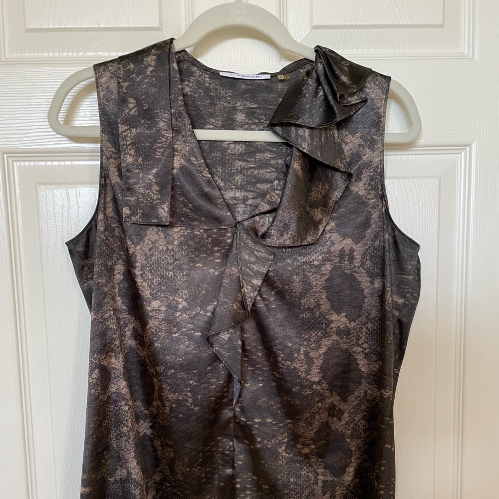 Tahari shell. Size Medium. - Picture 2 of 11